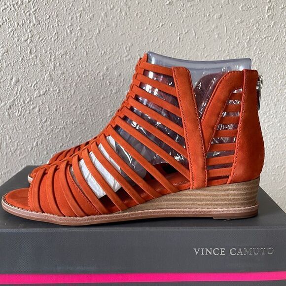 NIB Vince Camuto Revey Leather Suede Sandals Size 7.5W - Picture 1 of 9